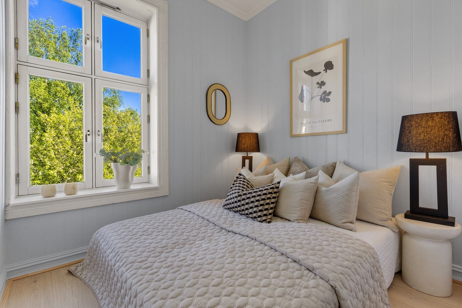 Hovedsoverommet vender mot rolig og grønn bakgård. Galleribilde