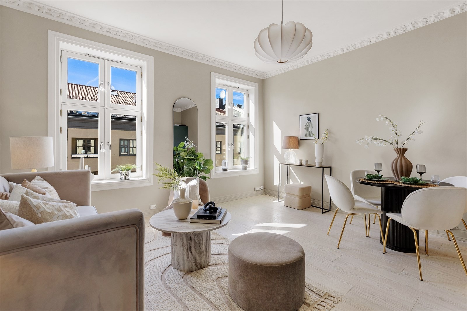 Boligen tilbyr rikelig med naturlig lys og god planløsning. Galleribilde