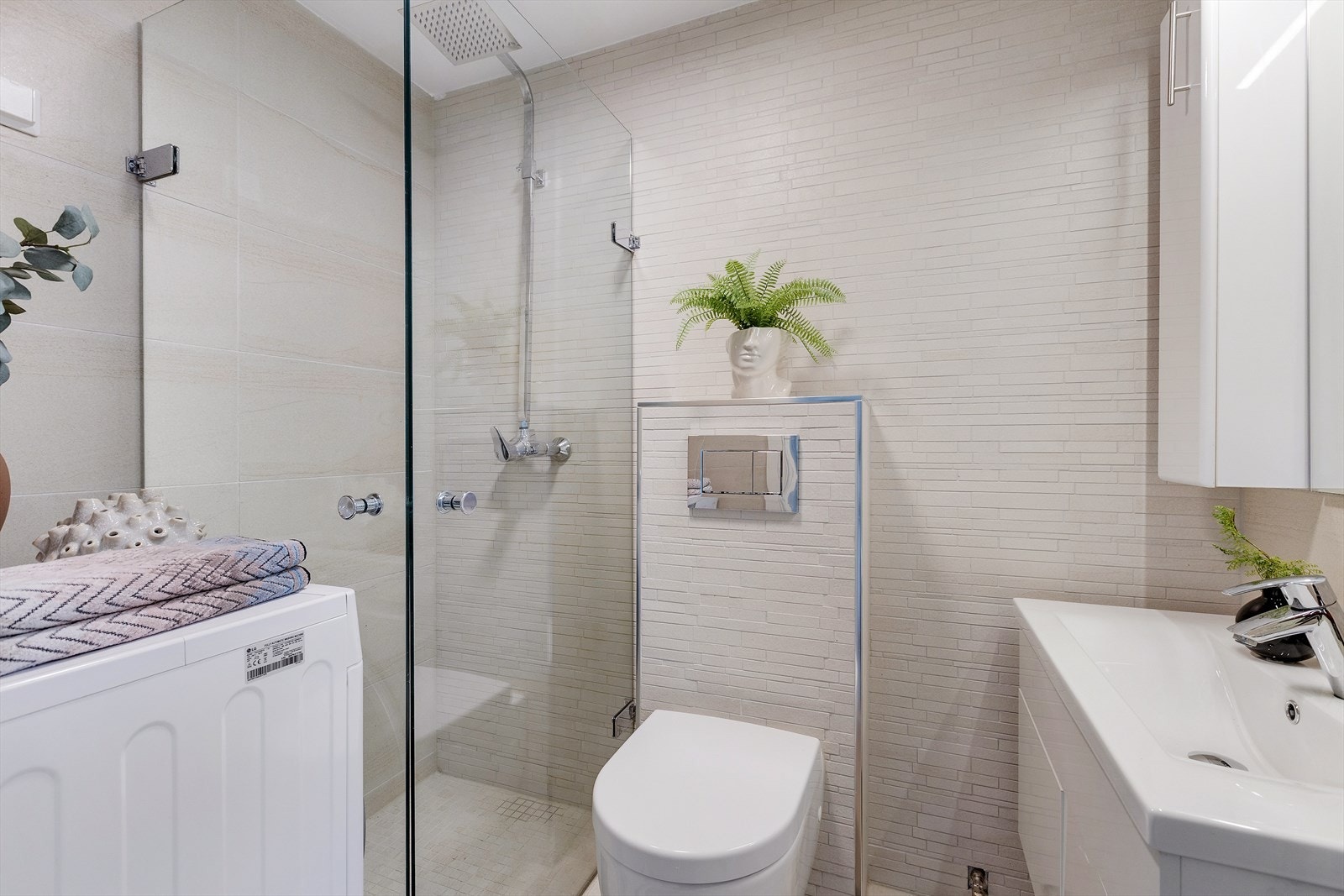 Badet er opprinnelig fra 2016 og har hatt vesentlig oppgraderinger i 2025. Det har blitt byttet servant, dusj og deksel til bryter for gulvvarme. Galleribilde