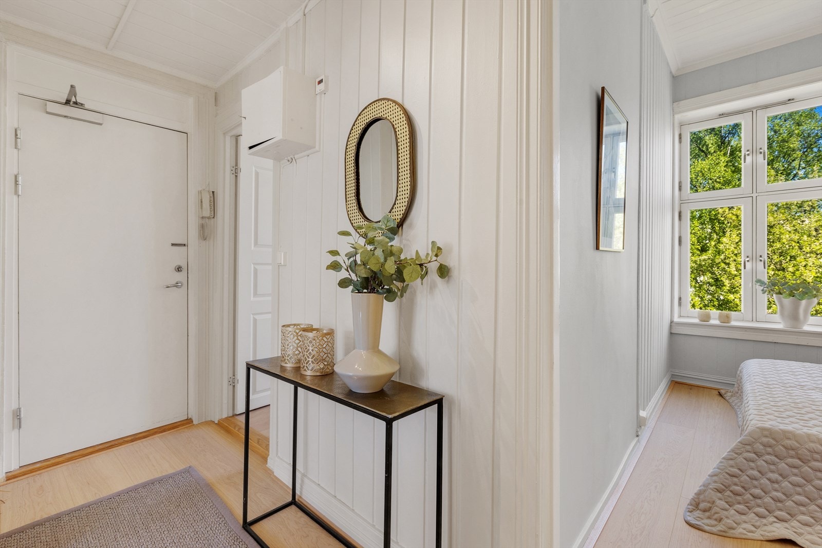 Det er en fin entré med gode muligheter for å henge fra seg yttertøy og diverse. Galleribilde