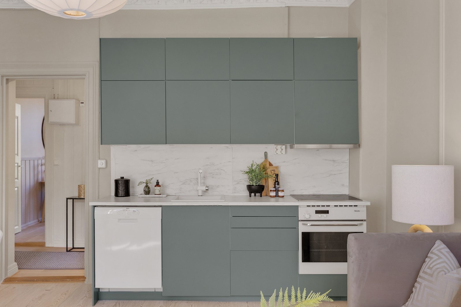 Kjøkken ble oppgradert i 2025 med nye slette fronter i delikat farge, ny benkeplate, veggplate, vask og blandebatteri fra Blanco. Galleribilde