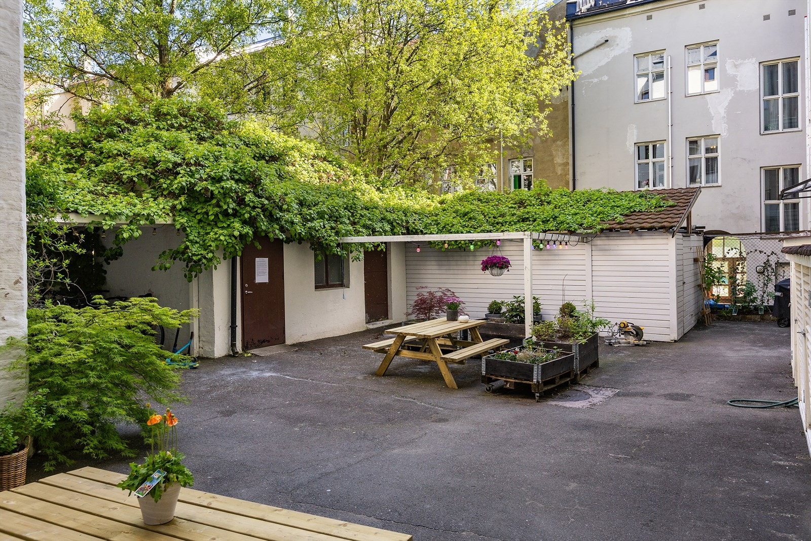 Det er en fin og romslig bakgård som kan nytes av beboerne. Galleribilde
