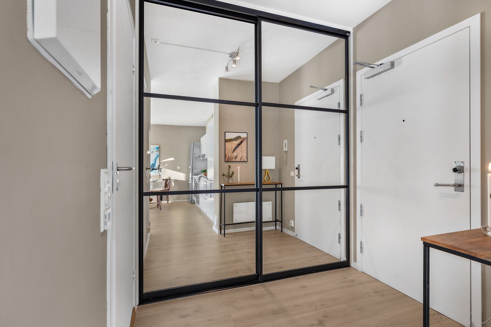Velkommen inn i boligen! Entréen er av god størrelse og har rikelig med oppbevaringsplass i en romslig skyvedørsgarderobe. Galleribilde