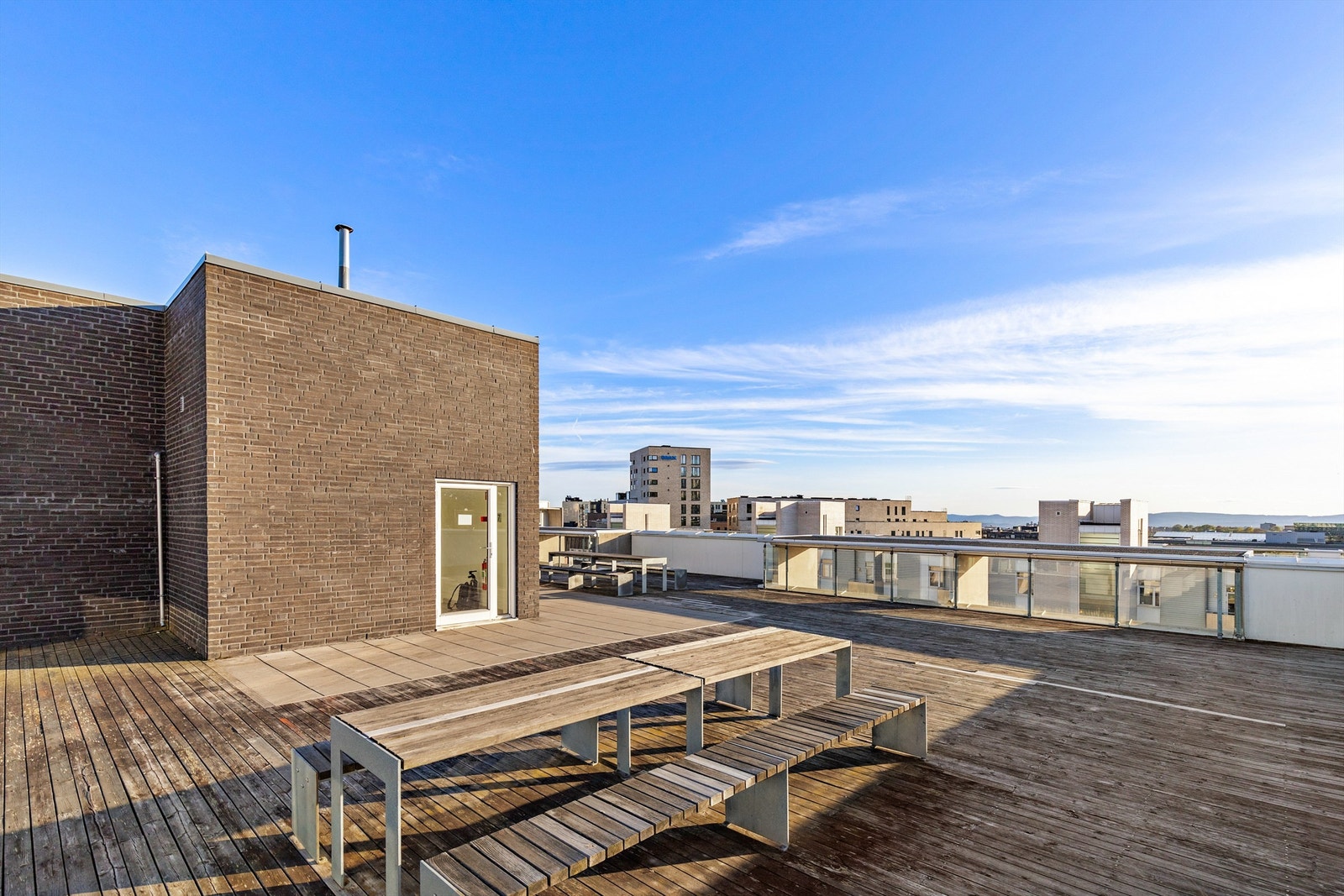 Sameiet har en takterrasse til disposisjon som beboerne fritt kan bruke som man ønsker. Her er det nydelig utsikt over området og er en perfekt plass å invitere venner og familie på sene sommerkvelder. Galleribilde