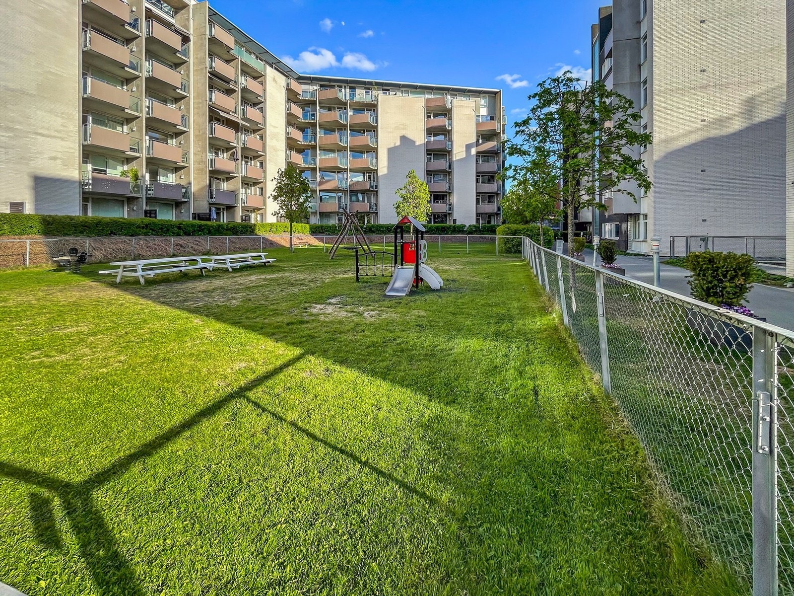 Fellesarealet er pent opparbeidet med grønne beplantinger og en egen "hage". Galleribilde