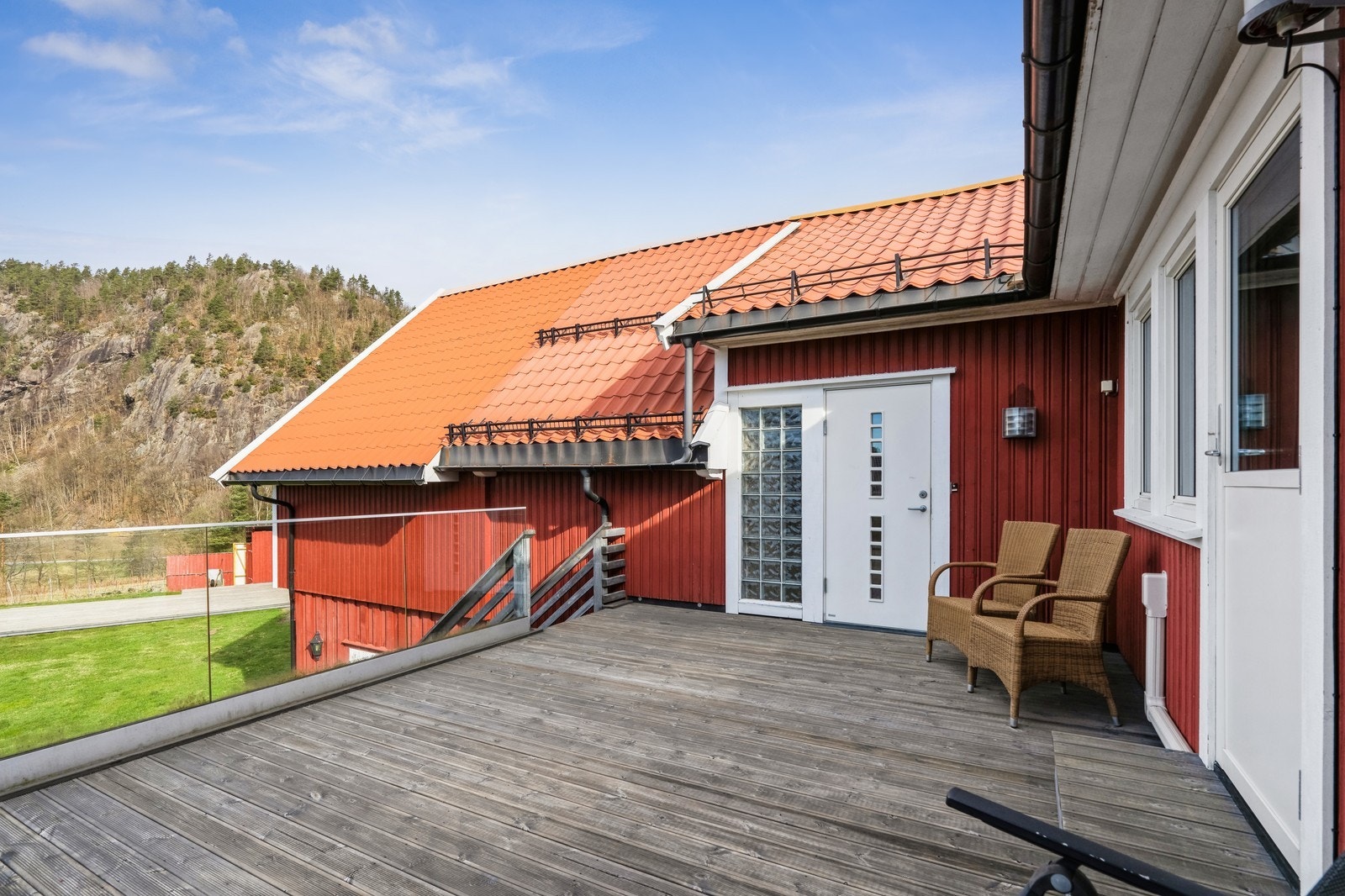Egen stor sør-vestvendt terrasse. Galleribilde