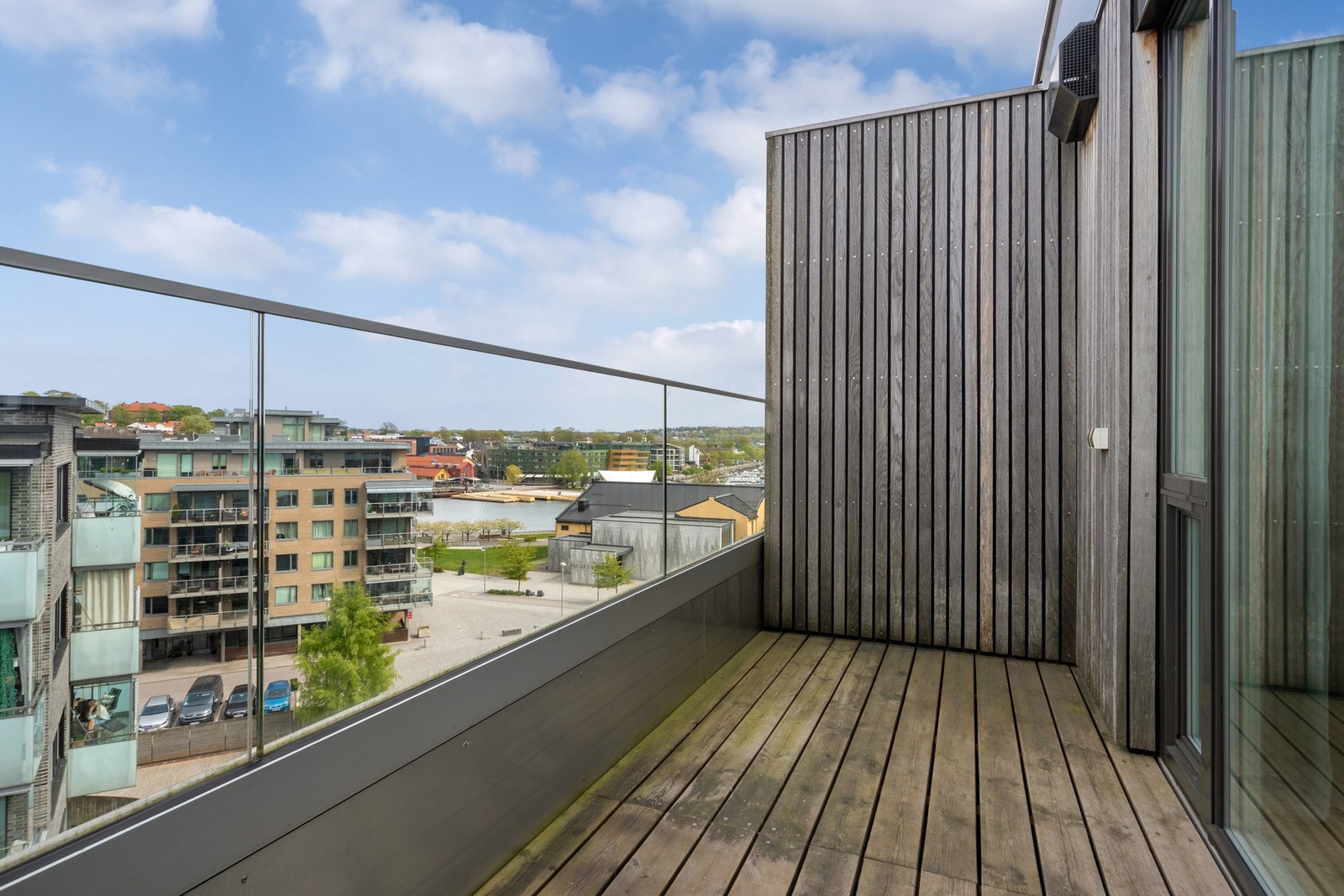 Balkongen har fin utsikt til Byfjorden, brygga, Tønsberg sentrum og toppen av Slottsfjellet. Galleribilde