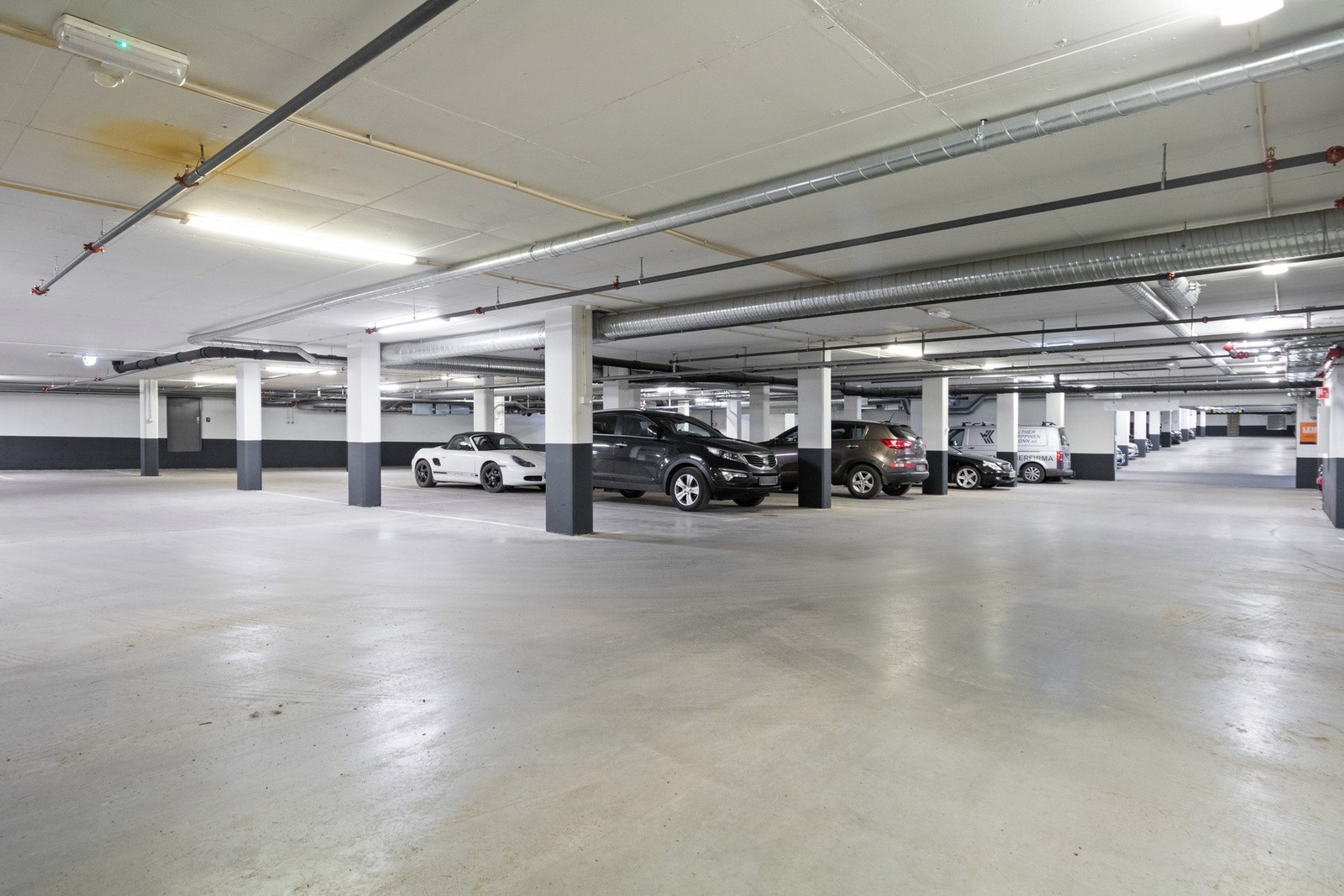 Mulighet for leie av parkeringsplass i byggets kjeller. Galleribilde