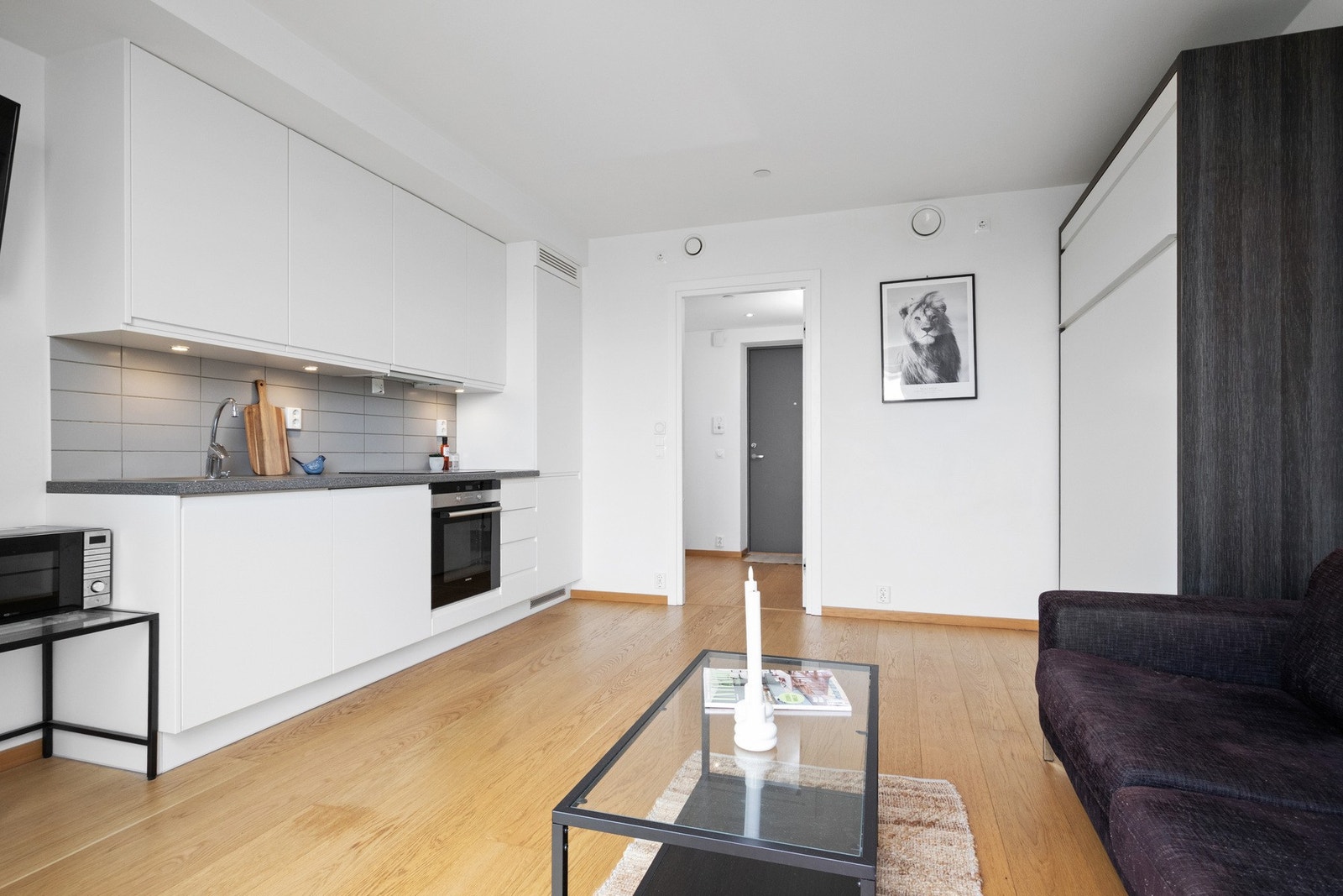 Kjøkkenet har et moderne og stilfullt design med god skap- og benkeplass. Galleribilde