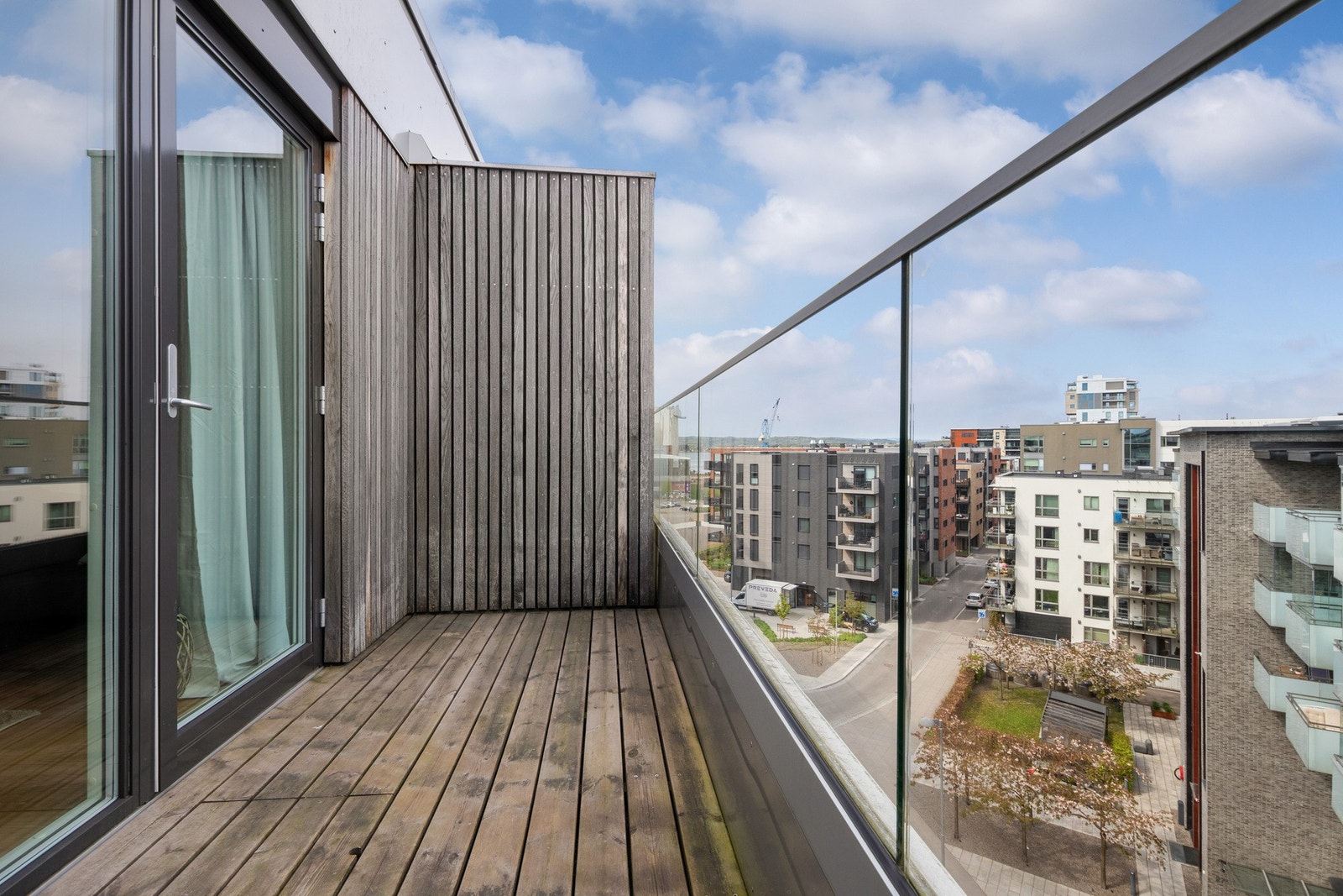 Fra stuesonen er det utgang til en luftig balkong på ca. 6 kvm med rekkverk i glass. Galleribilde