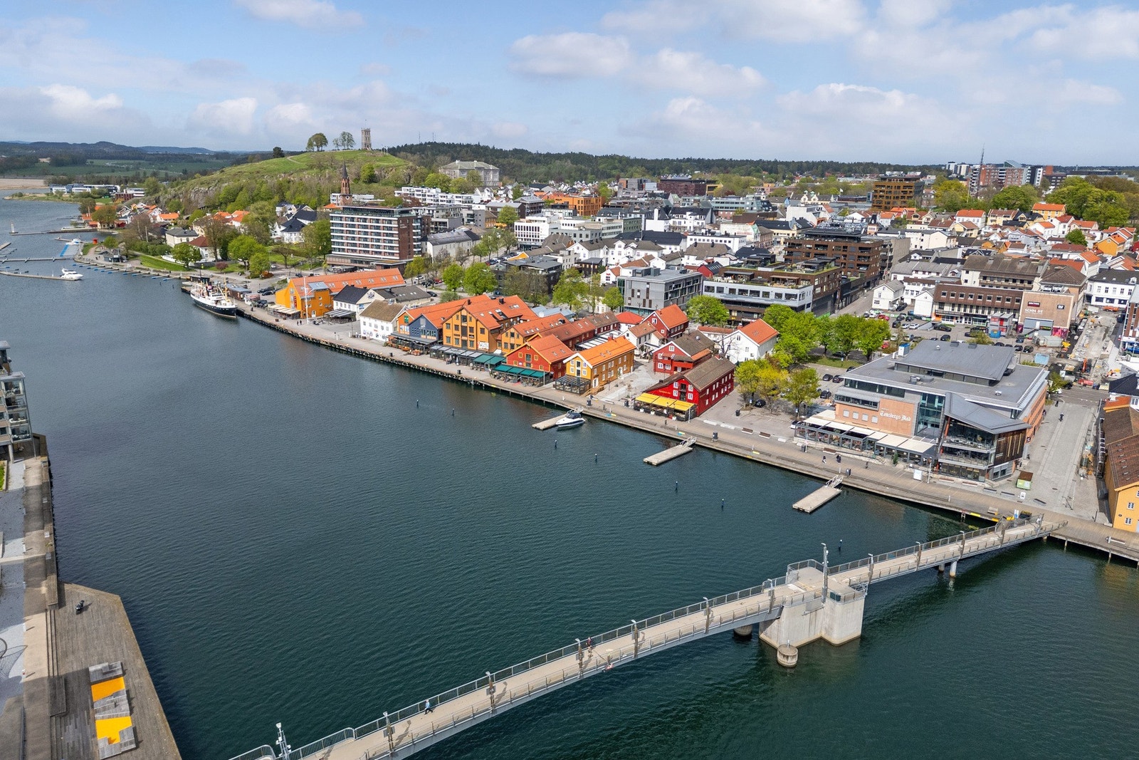 Rett over gangbrua finner du Tønsberg brygge med mange restauranter og et fullkomment servicetilbud. Galleribilde
