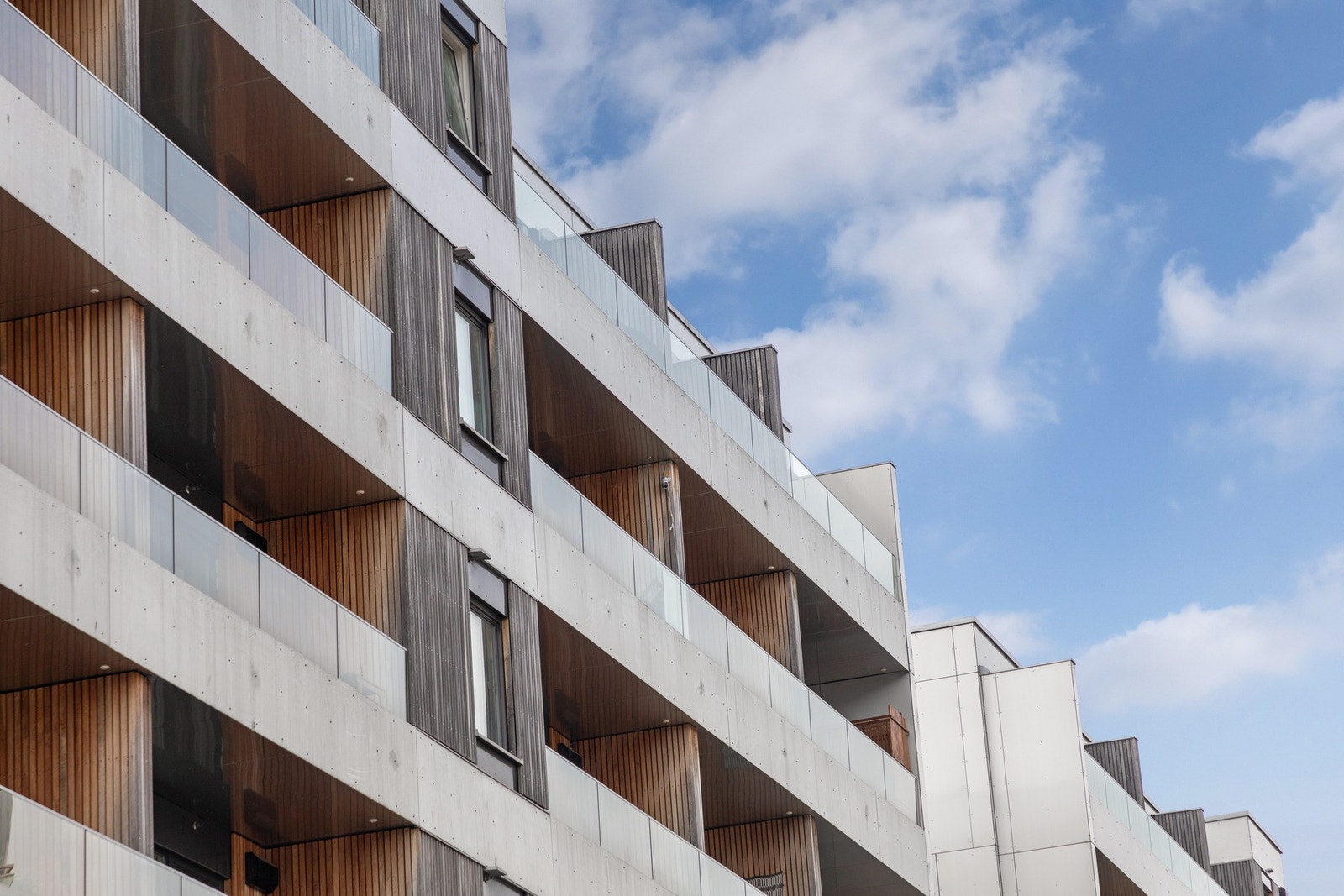 Leiligheten ligger sjøvendt i toppetasjen/6. etasje, og har en åpen, arealeffektiv planløsning. Galleribilde