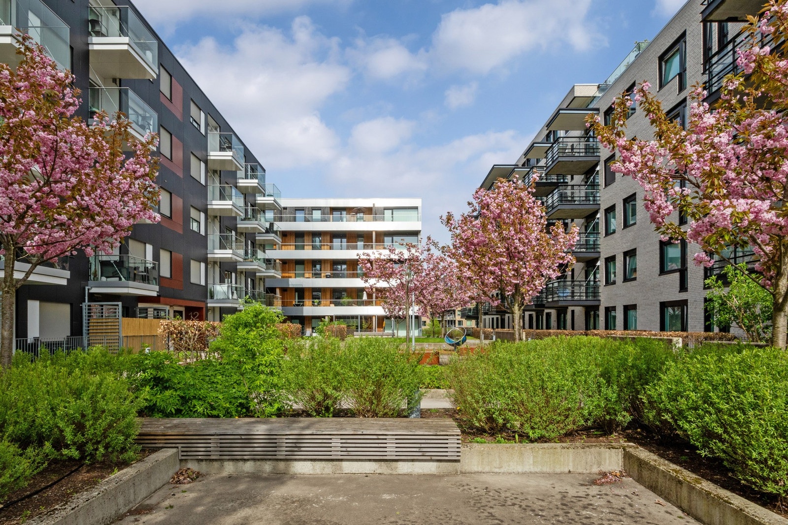 For et sosialt utemiljø er det flere sitteplasser og lekeplass til glede for de små. Galleribilde