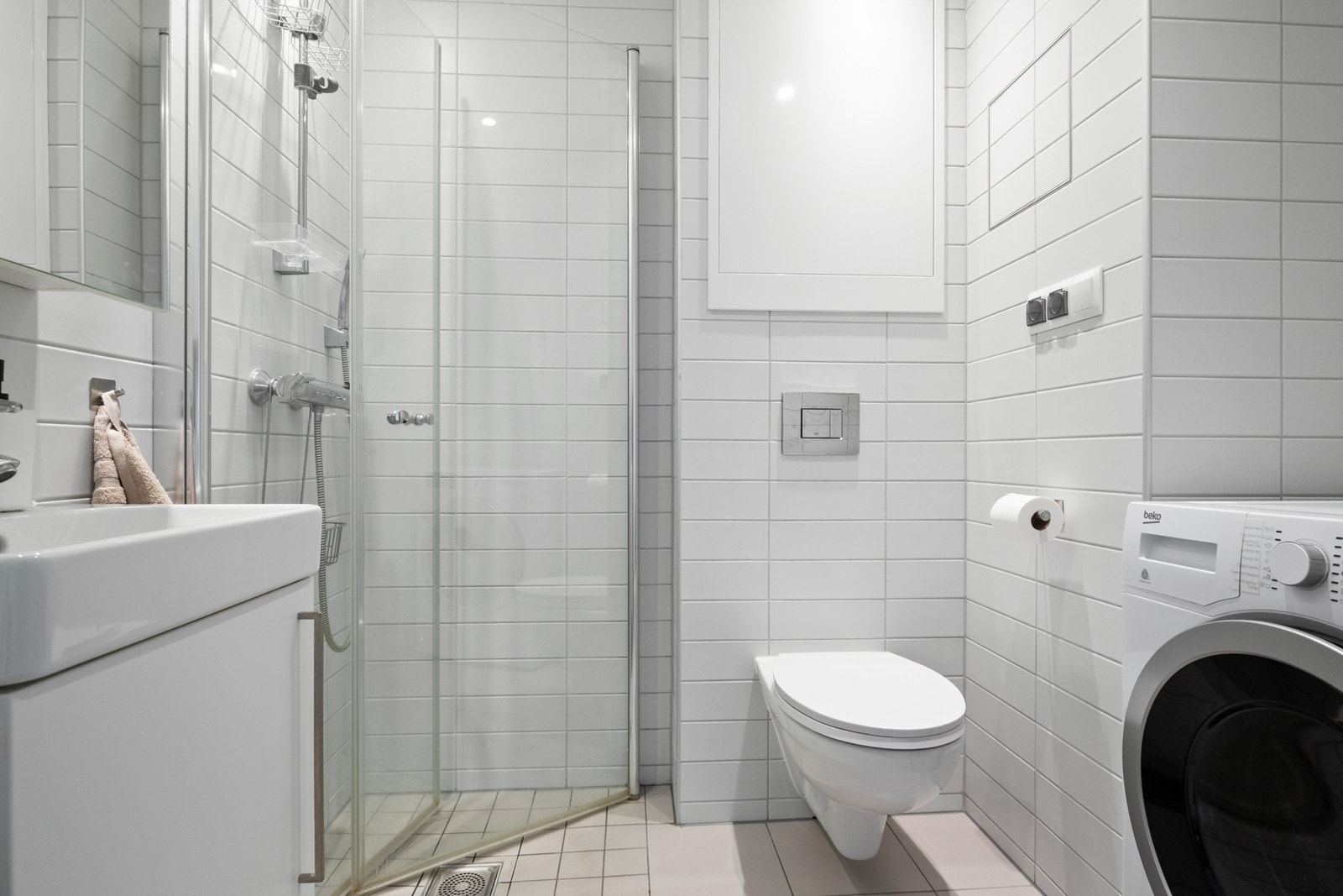 Leiligheten har et lyst og pent bad med hvite fliser på veggene, downlights i himlingen og lyse fliser på gulv med elektrisk gulvvarme. Galleribilde