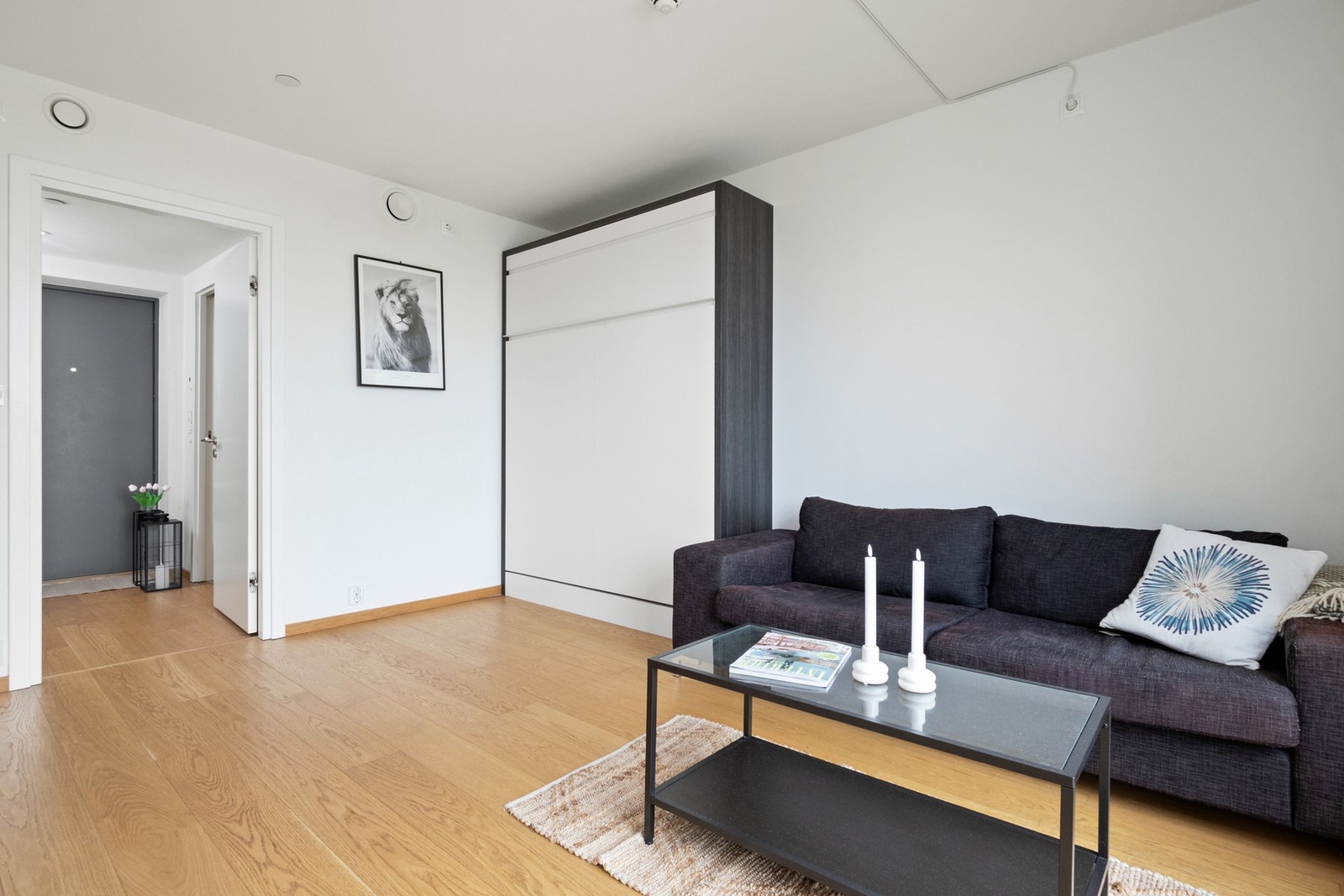 Allrommet har enstavs parkett på gulv med vannbåren gulvvarme. Galleribilde