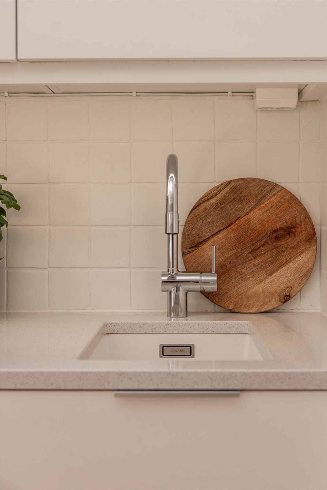 Enkelt renhold og vedlikehold med benkeplate i kompositt og underlimt kim. Galleribilde