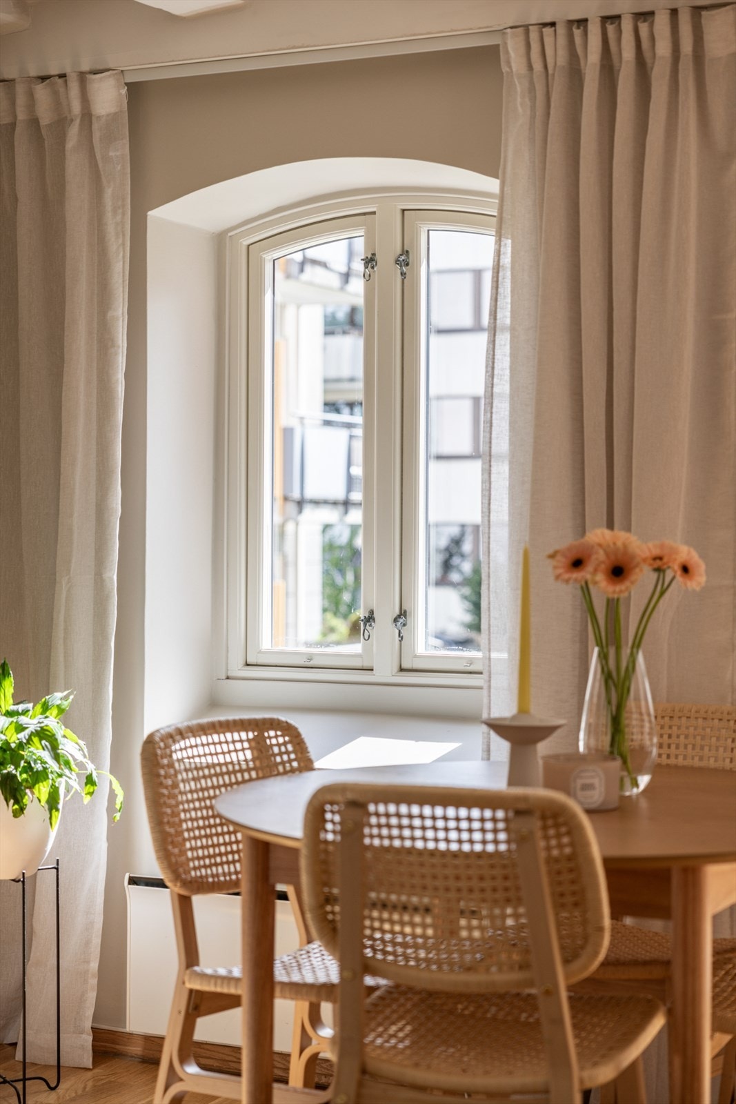 Stuen har store vindusflater som sørger for godt med naturlig lys. Galleribilde