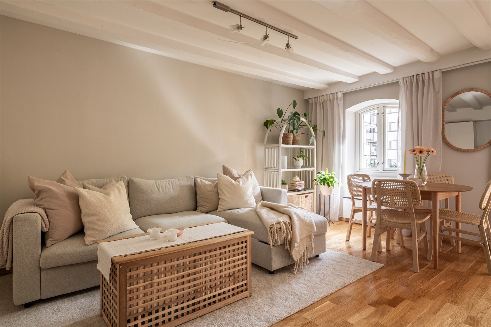 Stuen har god utforming, og det er plass til å innrede med både sofa og spisebord. Galleribilde