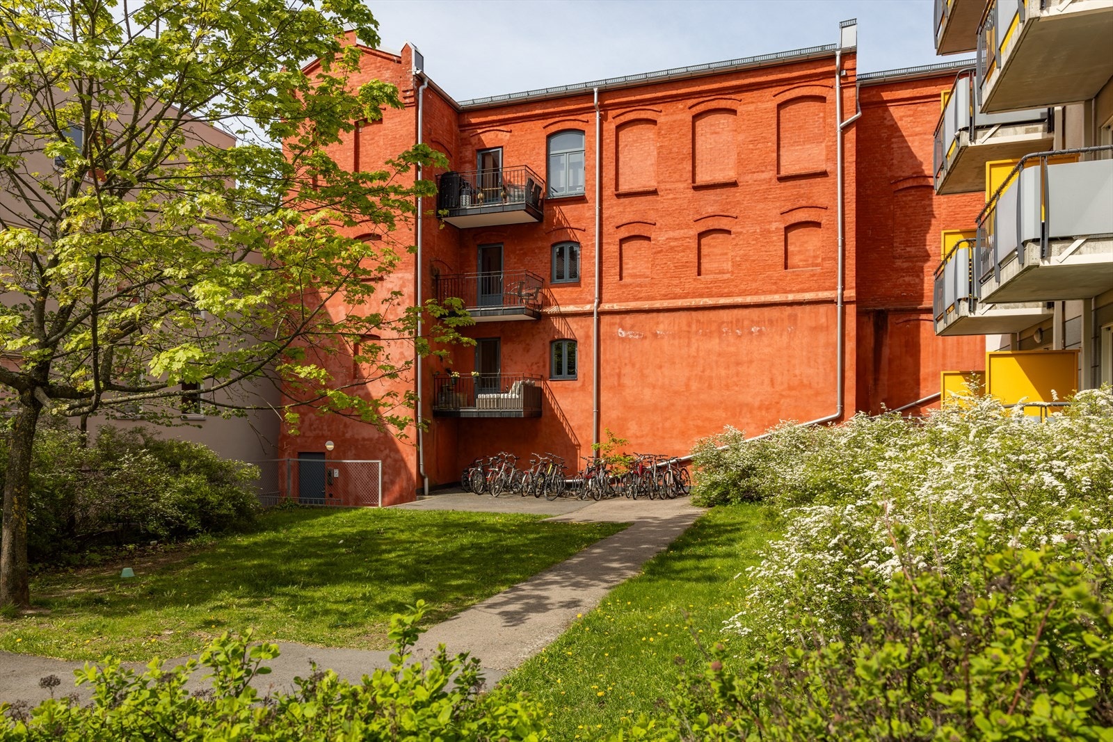 Det er to felles sykkelboder på bakkeplan. Galleribilde