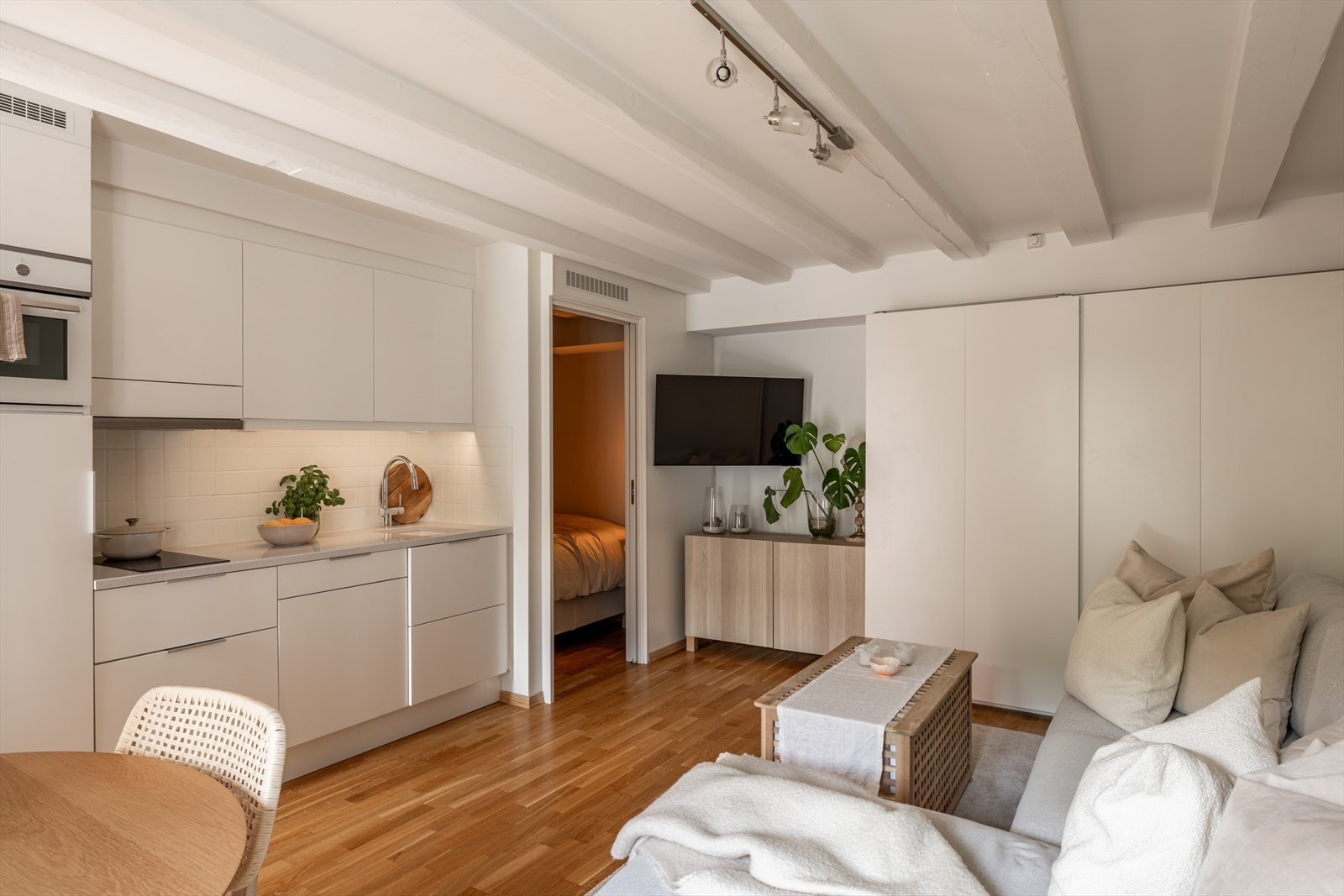 Leiligheten byr på et lekkert kjøkken oppusset i 2022. Galleribilde