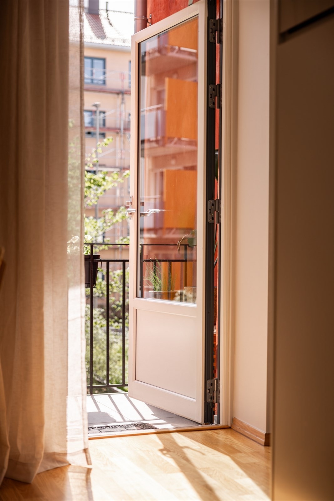 Fra stuen er det utgang til en herlig, lun balkong på ca. 4 kvm. Galleribilde