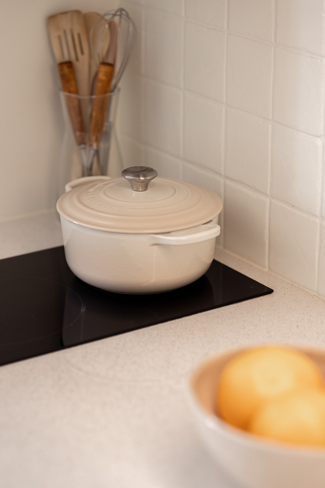 Det er kjøkkenventilator med kullfilter og mekanisk avtrekk i rommet. Galleribilde