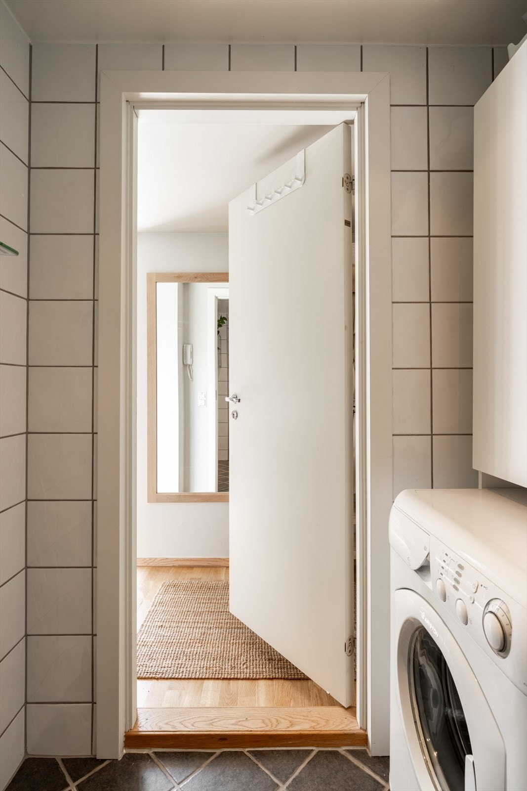 Det er vaskemaskin på badet som følger salget. Galleribilde