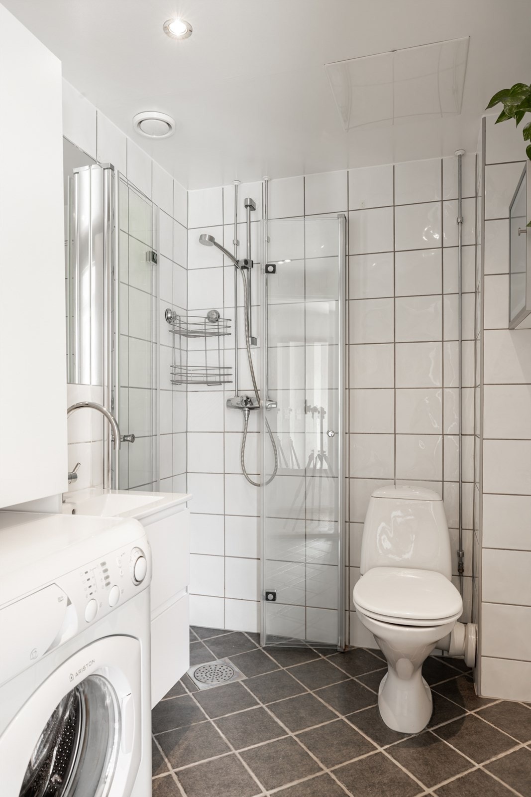 Stort, tidløst bad med gulvvarme. Galleribilde