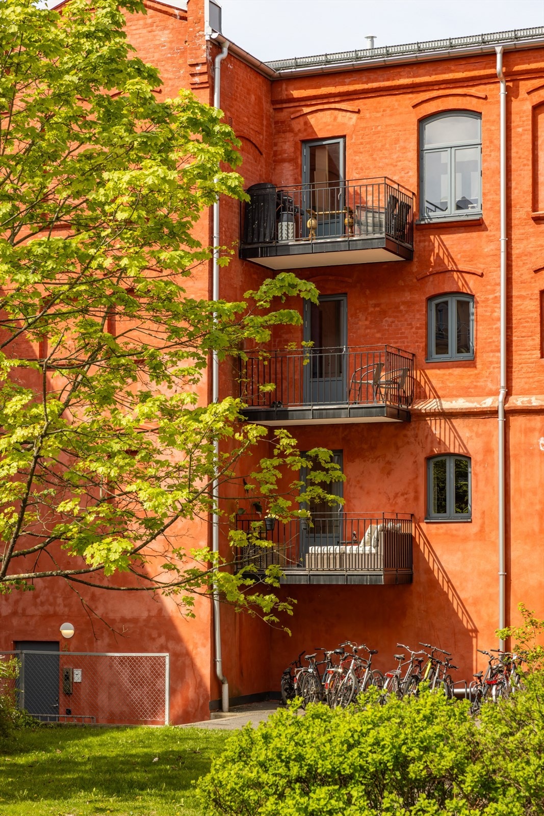 Bakgården består av flotte grøntområde, lekeplass og sittegrupper. Galleribilde