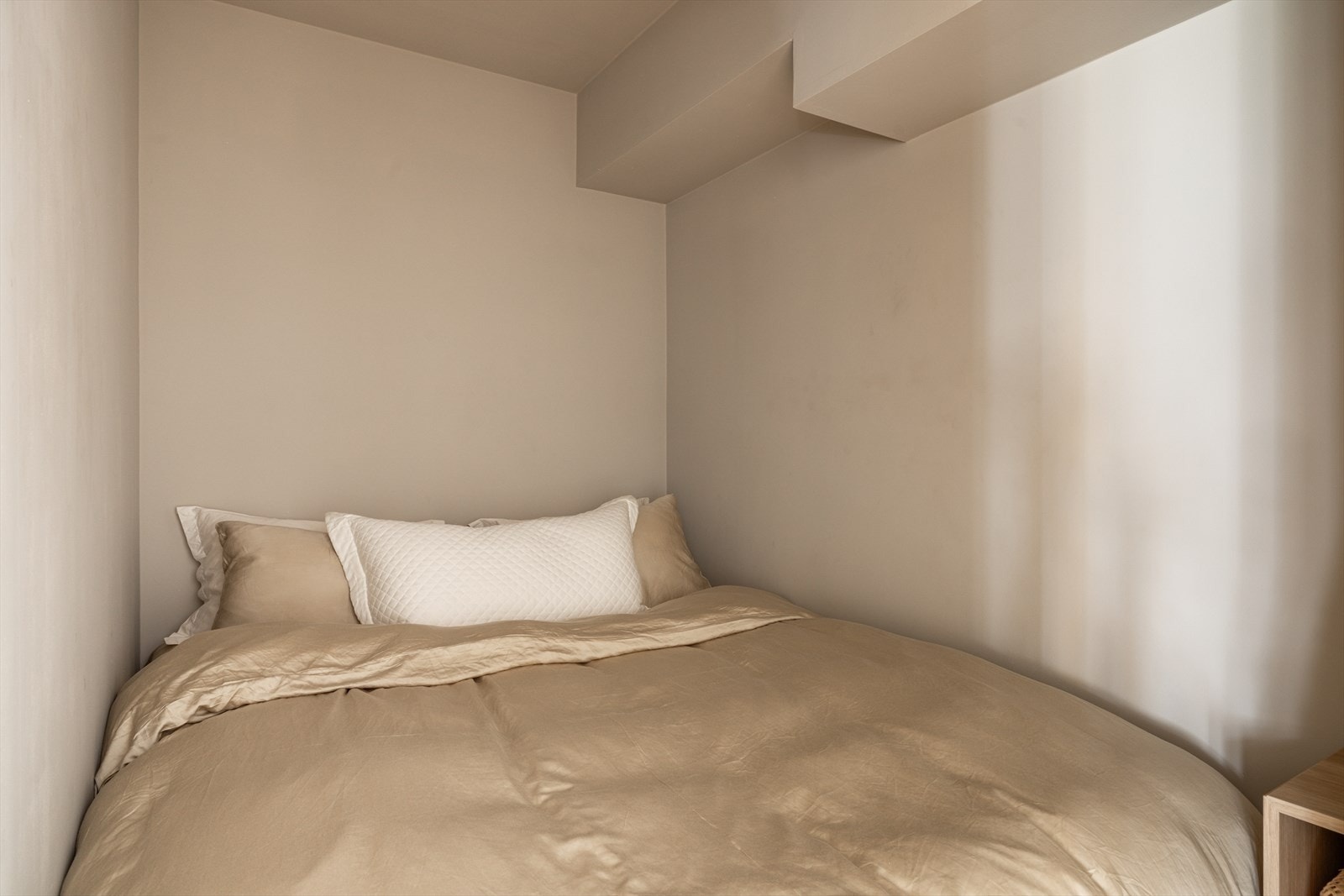 Leiligheten er innredet med alkove med plass til dobbeltseng. Alkoven har fin plassering i rommet, med skyvedører. Galleribilde