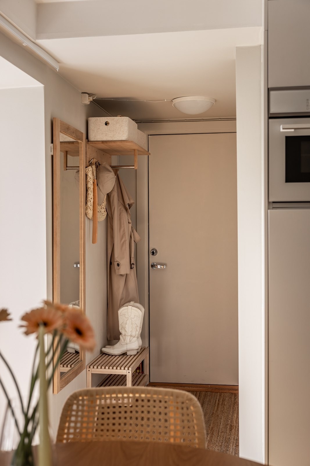 Lys og innbydende entré med rom for oppheng av yttertøy. Galleribilde