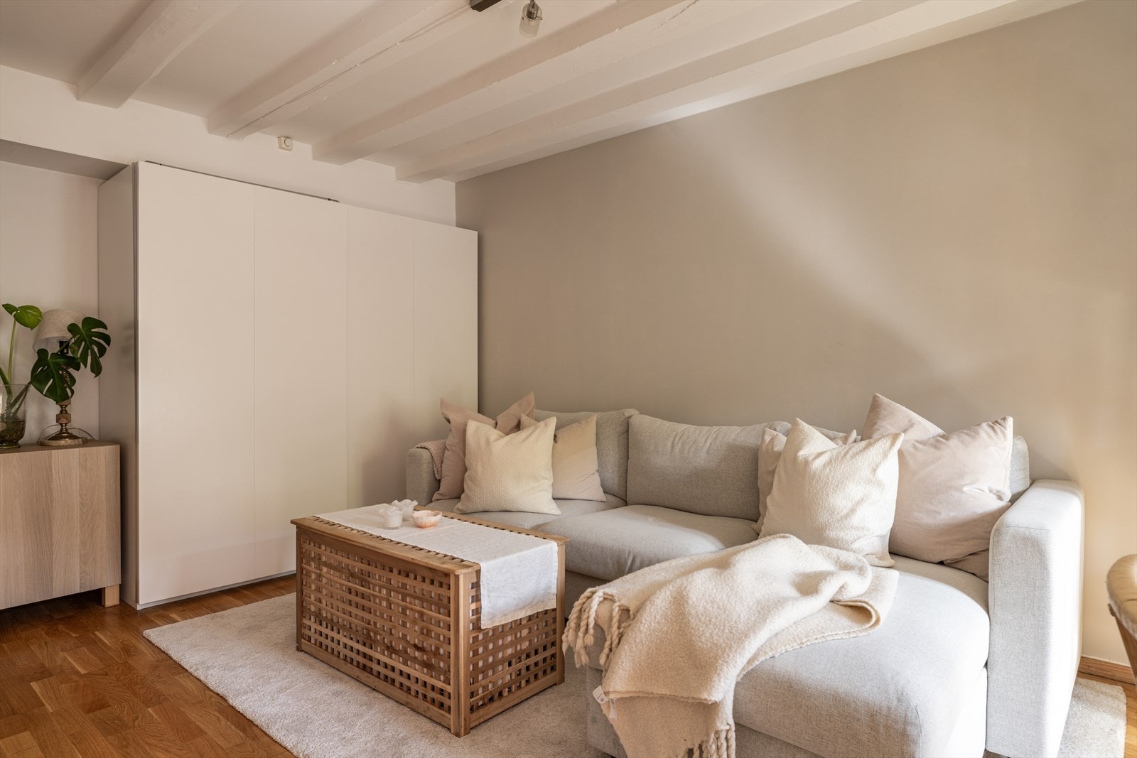 I tillegg er det god oppbevaringsplass i medfølgende garderobeskap, i tillegg til ekstern bod i 1. etasje. Galleribilde