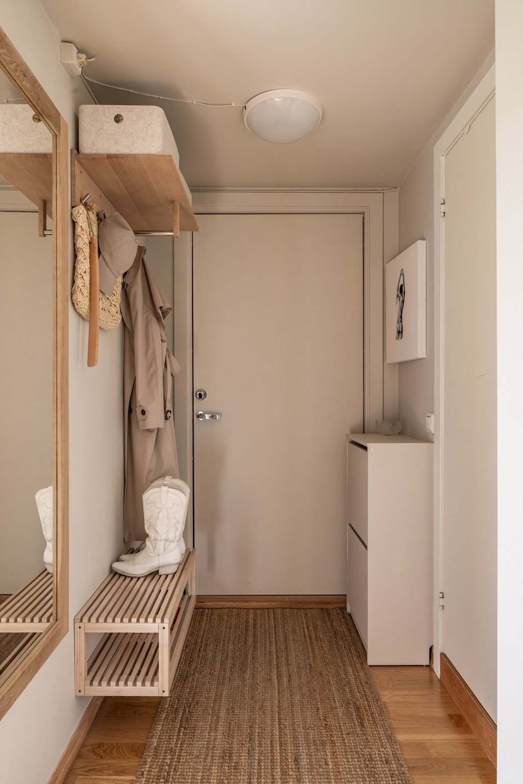 Entréen er et fint første møte med denne flotte leiligheten. Galleribilde