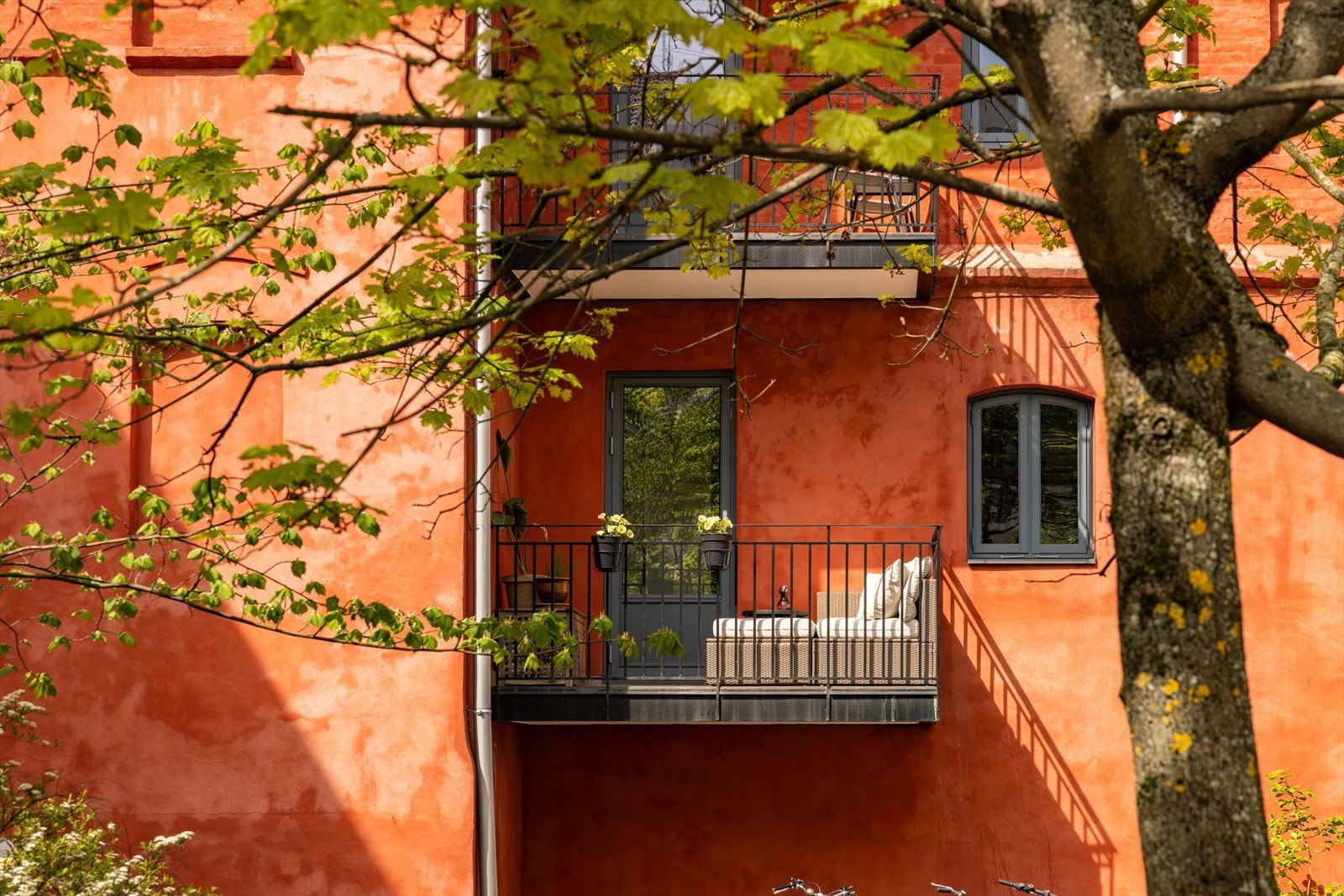 Leiligheten har god intern beliggenhet i 2. etasje i et gammelt fabrikkbygg, og har en ypperlig planløsning hvor leiligheten blir inndelt i sine naturlige soner. Galleribilde