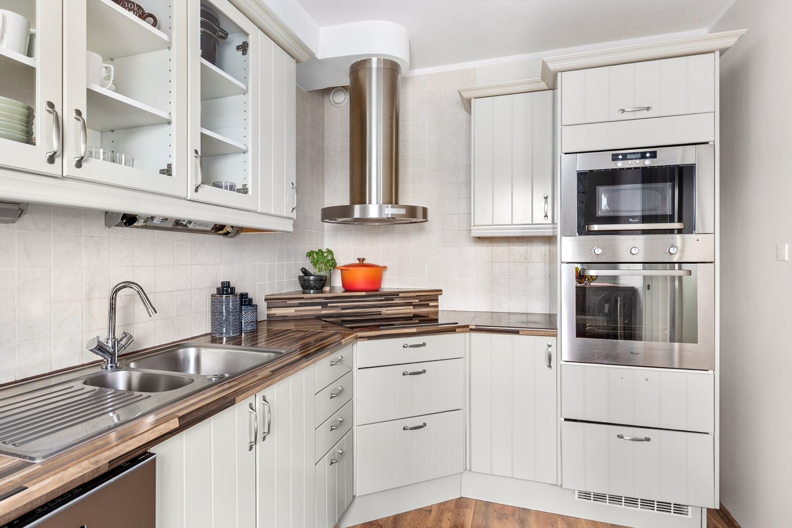 Flislagt over kjøkkenbenk og benkeplate i laminat Galleribilde