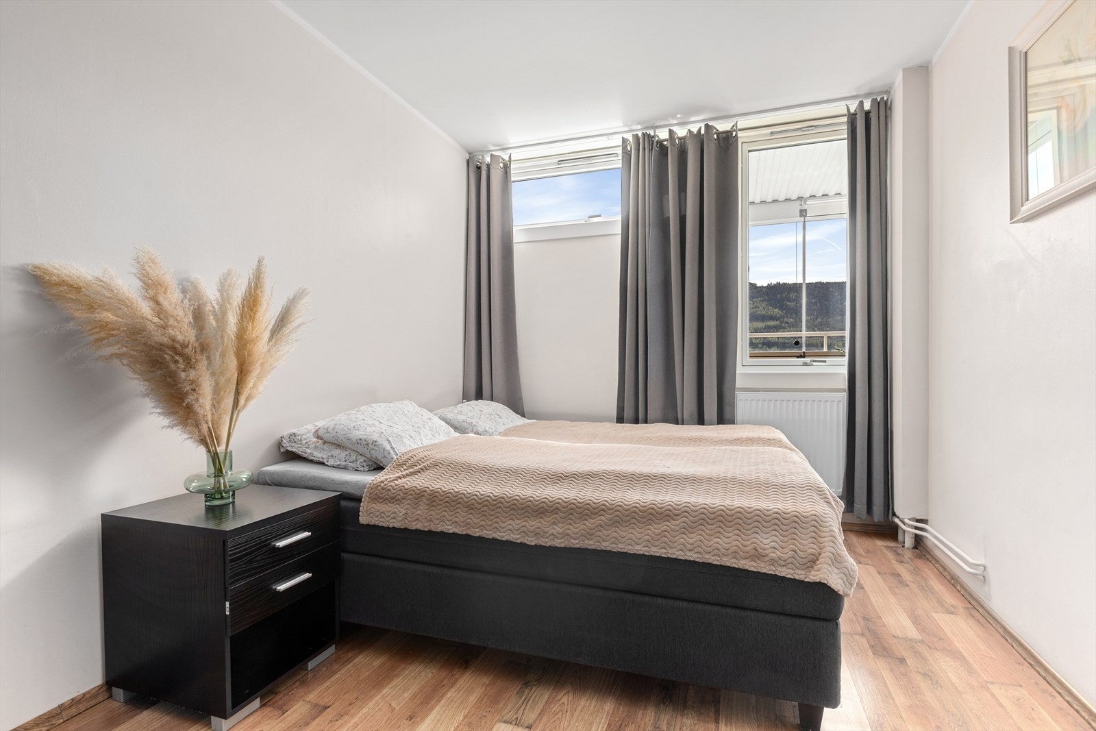 Det er god plass for dobbeltseng og tilhørende nattbord Galleribilde