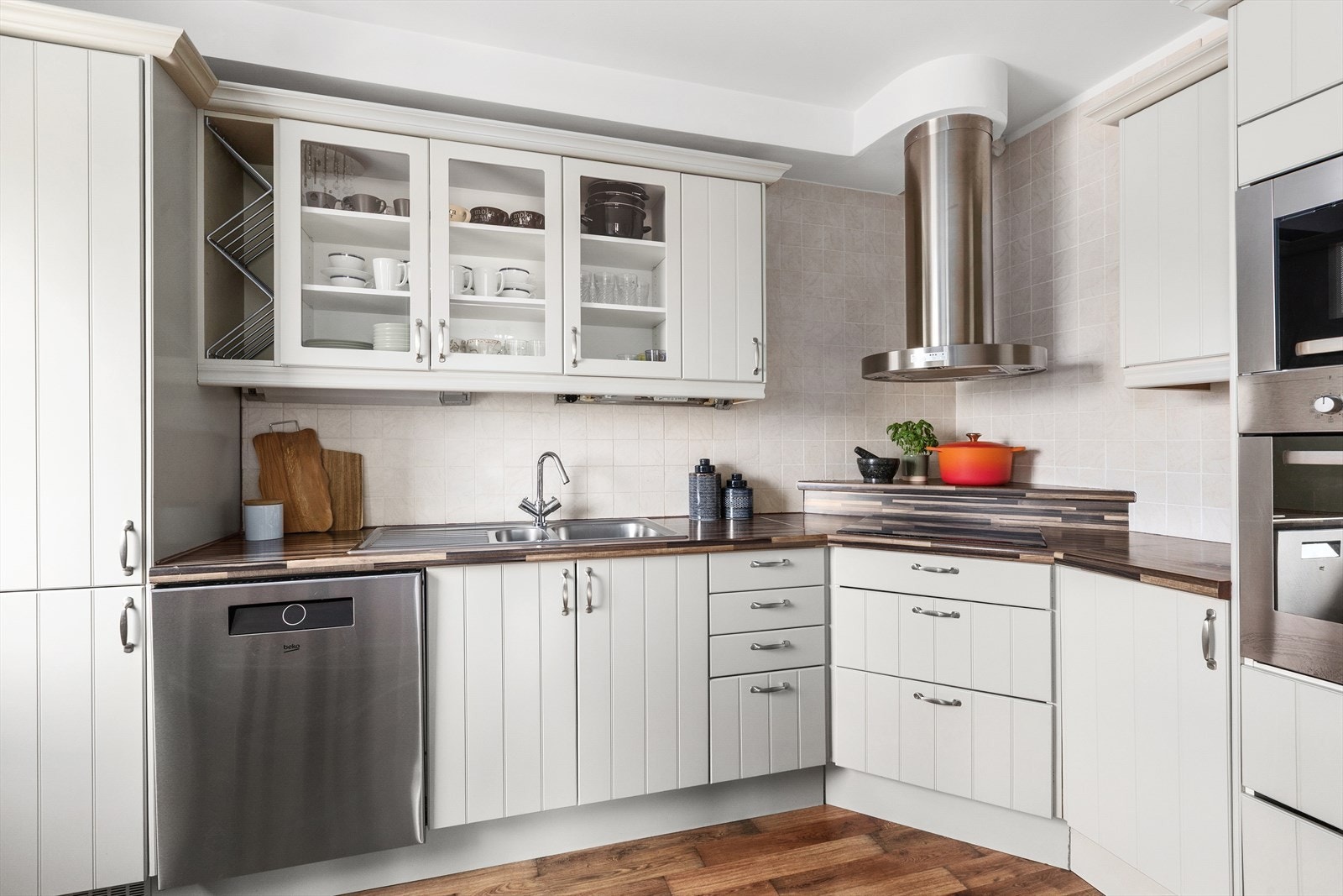 Kjøkkenet har integrert utstyr som kjøl/fryseskap, stekeovn, platetopp, mikro og oppvaskmaskin Galleribilde