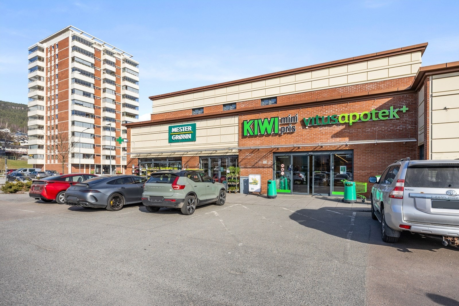 Leiligheten har en super beliggenhet, med umiddelbar nærhet til både bussholdeplass, KIWI XL, Mester Grønn, apotek mm Galleribilde