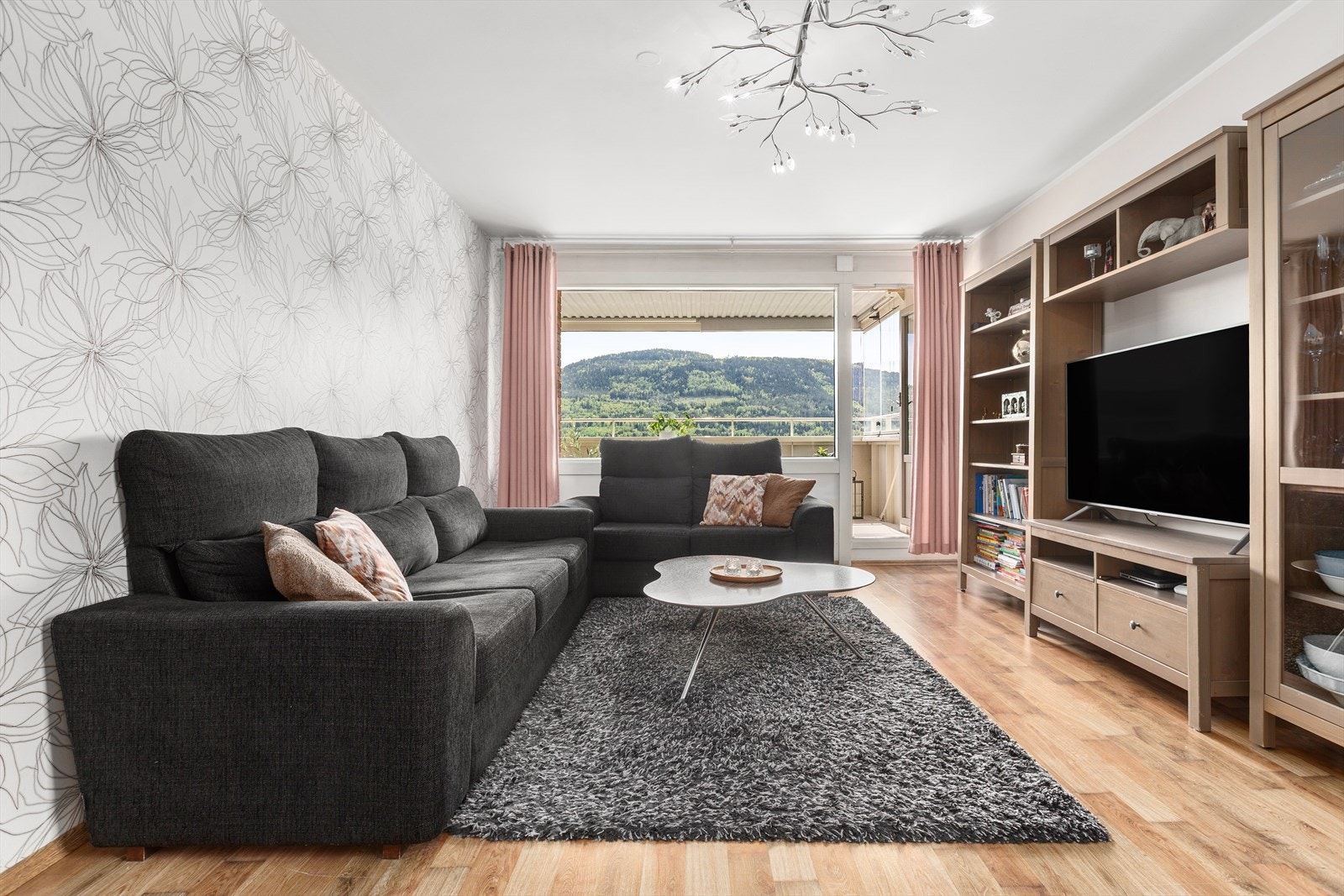 Leiligheten har et lyst og pent oppholdsrom Galleribilde