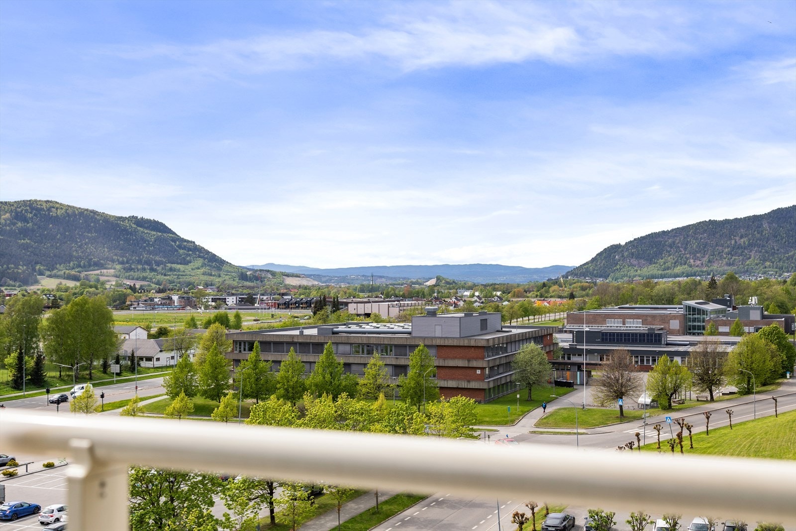 Leiligheten ligger høyt og fritt med fin utsikt og lite innsyn Galleribilde