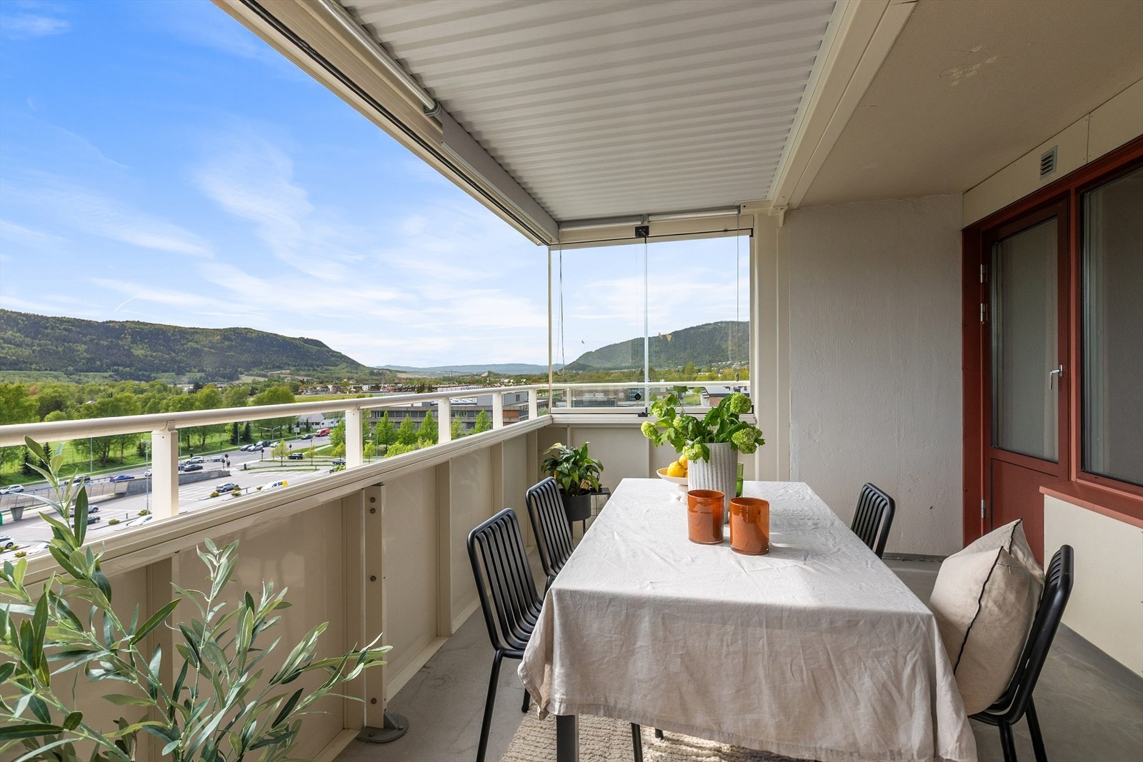 Adkomst til nydelig balkong på ca. 13m2 med vidstrakt utsikt Galleribilde