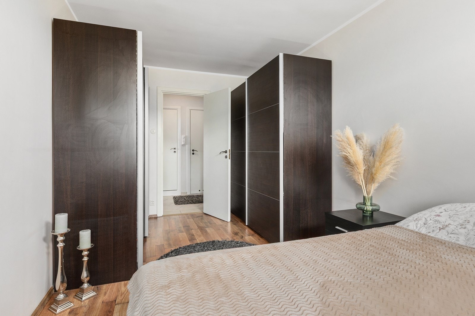 Garderobeskapene medfølger salget Galleribilde