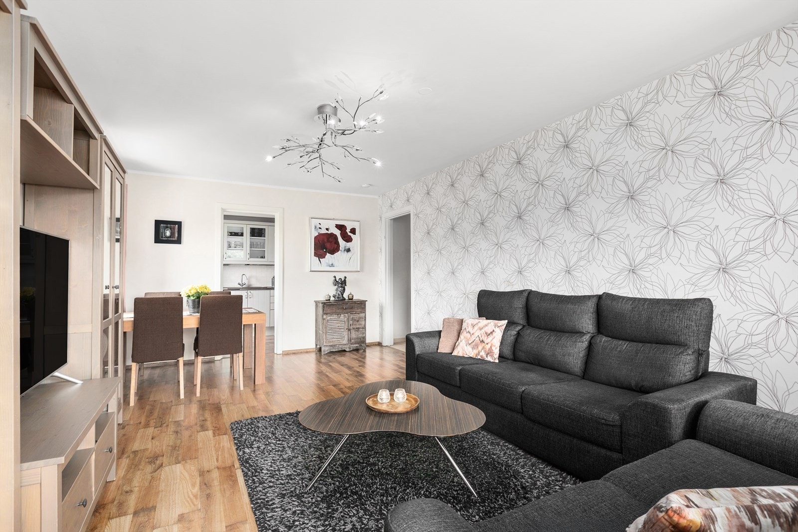 Det er god plass for sofagruppe, tv-møblement og spisebord Galleribilde