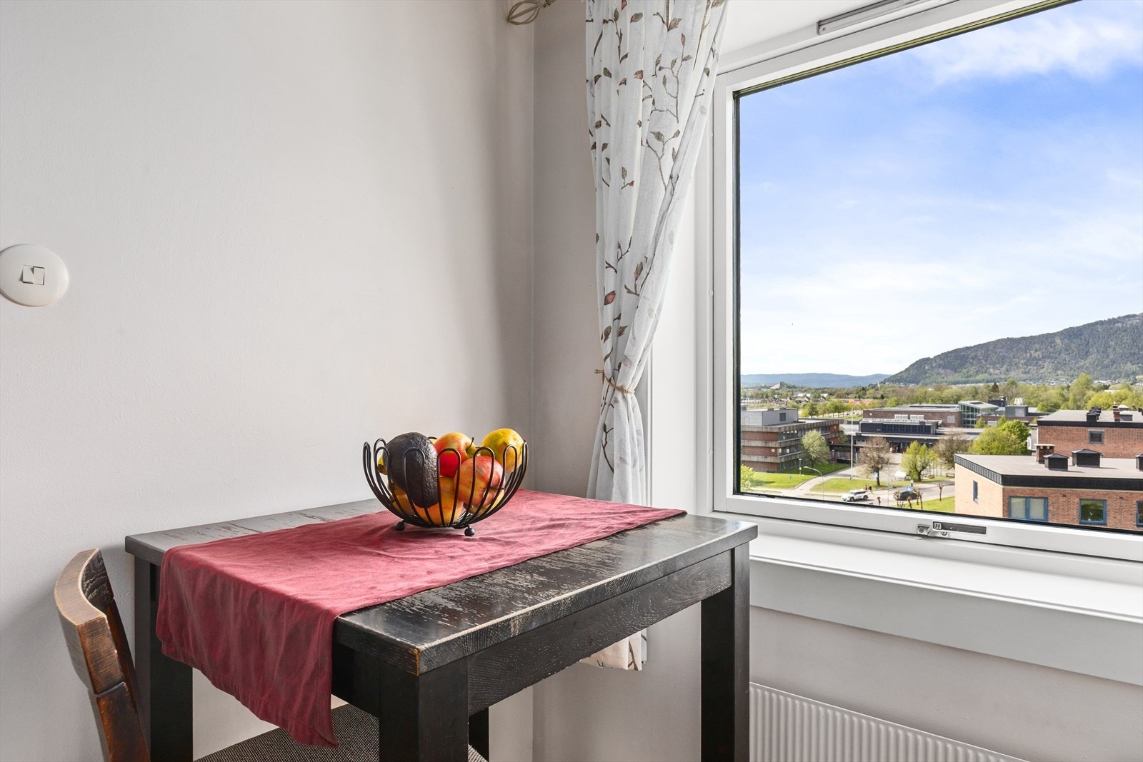 Det er plass for frokostbord på kjøkkenet Galleribilde