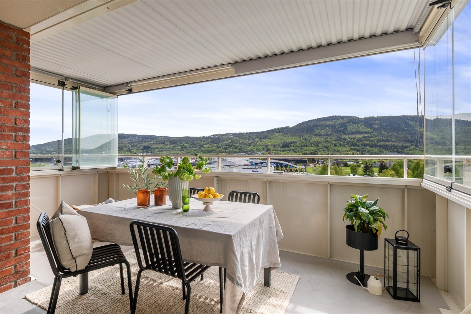 Dette er en lys og flott 2-roms leilighet med innglasset balkong Galleribilde