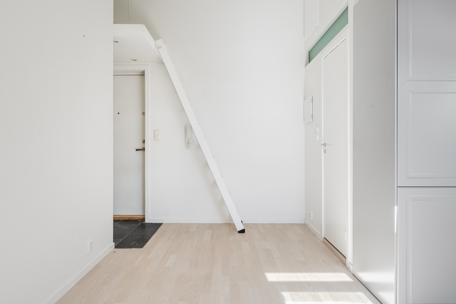 Leiligheten har hems over entréen, som gir ekstra soveromplass og fleksibilitet. Galleribilde