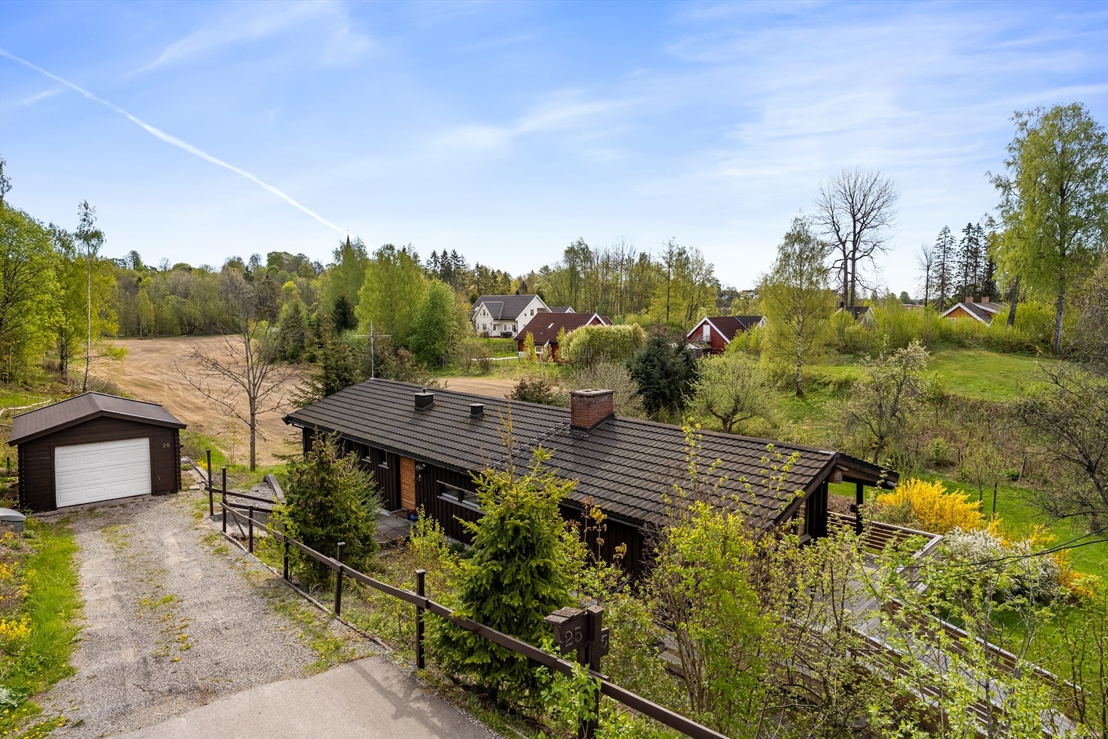 Parkeringsmuligheter i garasje og på gårdsplass. Galleribilde