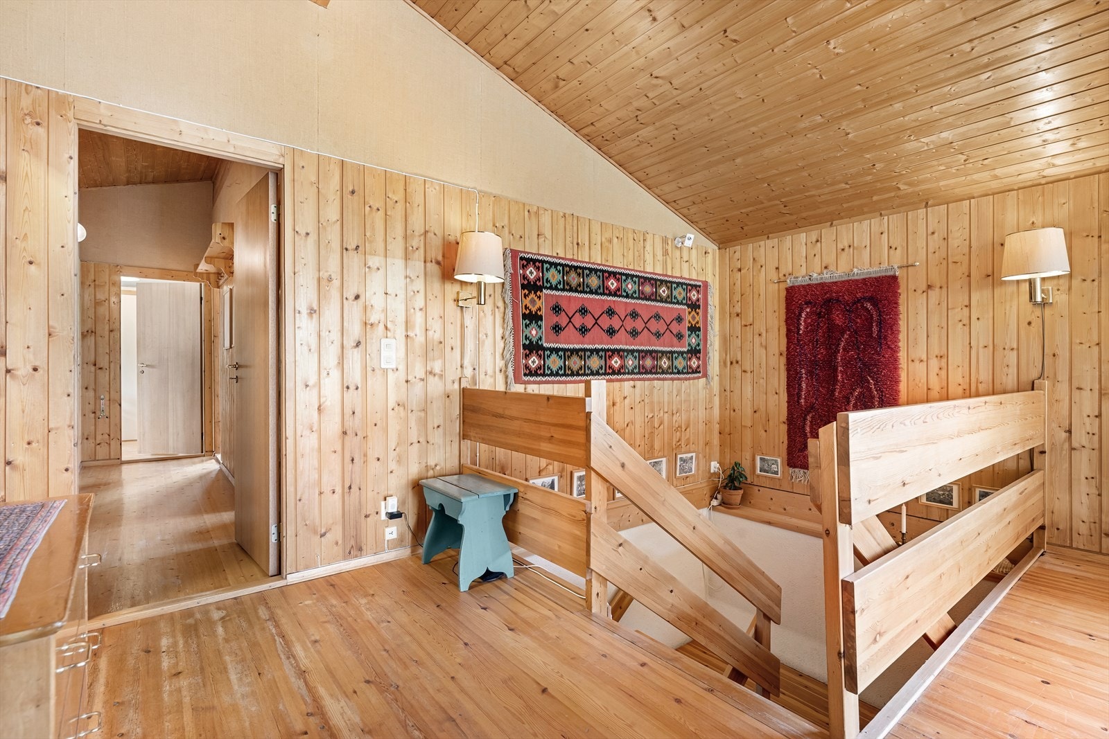 Boligen har en god planløsning, med egen soverom- og baderomsfløy. Videre ned trappen kommer du til kjellerstue, soverom, bad og utleiedel. Galleribilde