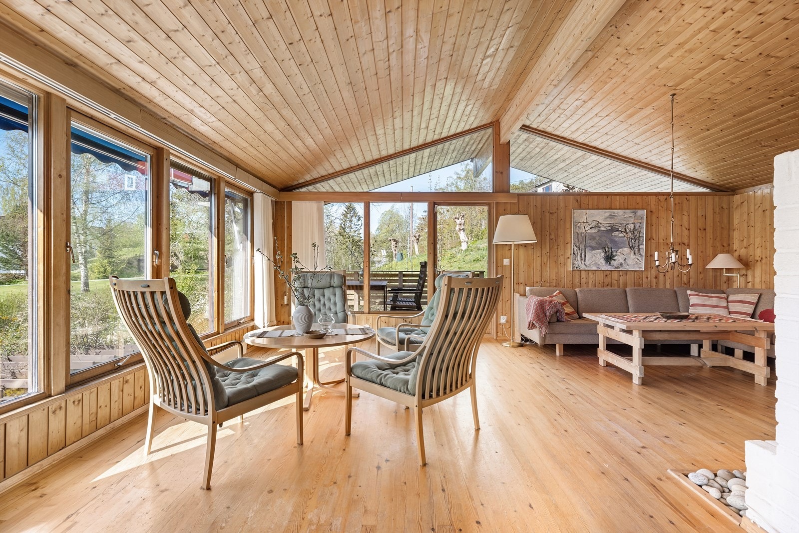 Boligen har en flott arkitektur med vide vindusflater og god takhøyde! Galleribilde