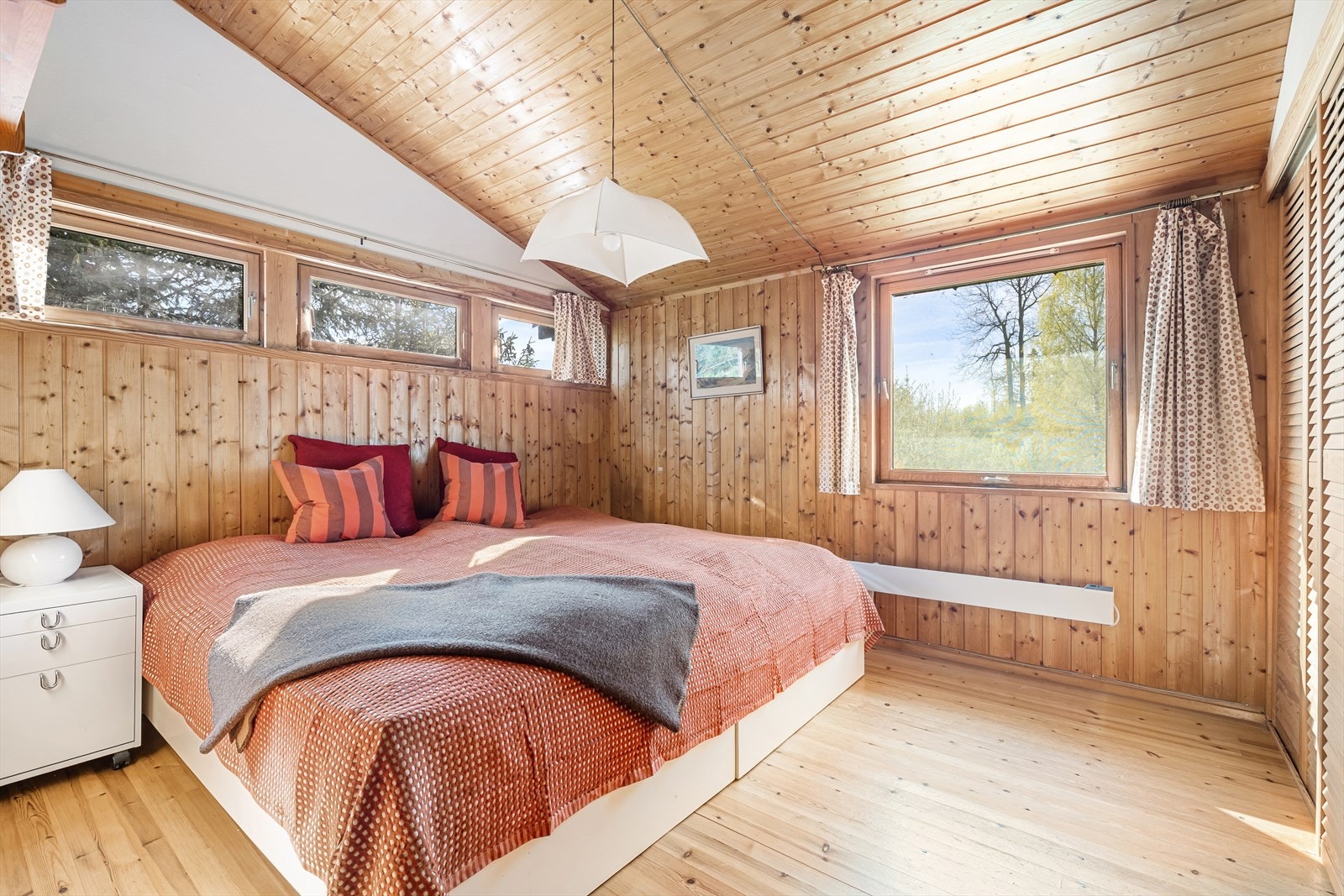 Hovedsoverommet er av svært god størrelse. Dette soverommet har godt med garderobeplass og god takhøyde. Galleribilde